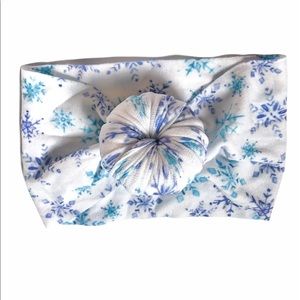 NWOT Chic Pipsqueak Snowflake Ballet Bun Headwrap